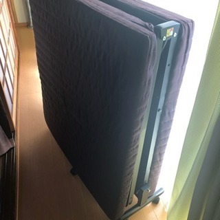 折りたたみ式のシングルベットですの画像