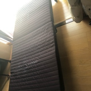 折りたたみ式のシングルベットですの画像