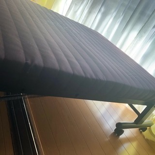 折りたたみ式のシングルベットですの画像