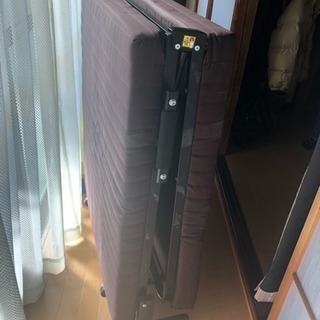 折りたたみ式のシングルベットですの画像
