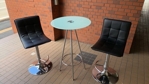 ガラスカウンターテーブル　カウンターチェアー2脚セット！