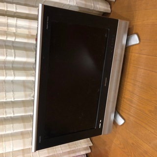 SHARPテレビAQUOS26型 と 東芝サイクロン掃除機VC-C11の画像