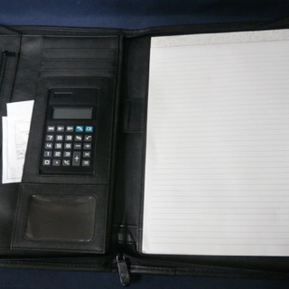 新品 A4サイズ 多機能ファイル 書類　収納ケース 書類ポケット カードポケット  電卓付き　ipad等モバイルパソコンも入ります。の画像