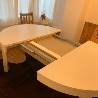 ダイニングテーブルの画像