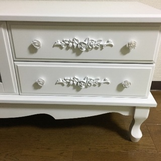 ねこ脚のテレビ台の画像