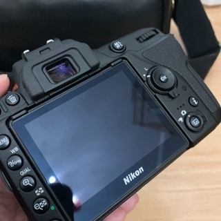 ニコン Nikon D7500 本体とバッテリー 充電コネクタの画像
