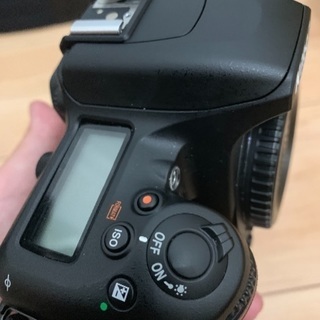 ニコン Nikon D7500 本体とバッテリー 充電コネクタの画像