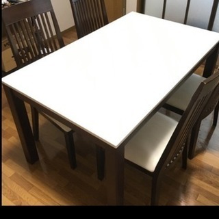 4人掛けダイニングテーブルの画像