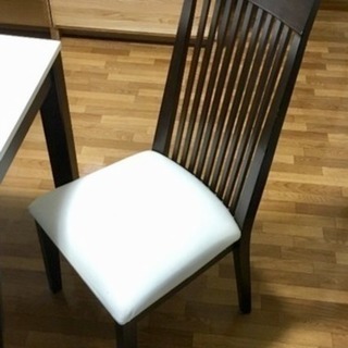 4人掛けダイニングテーブルの画像