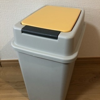 プラスチック製ゴミ箱、差し上げます。