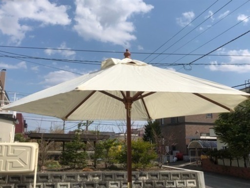 お値下げ‼️白い ガーデンパラソル♡&土台ベーススタンド付き‼️
