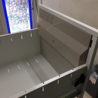 ほぼ新品、鍵付きキャビネット２個の画像