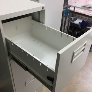 ほぼ新品、鍵付きキャビネット２個の画像