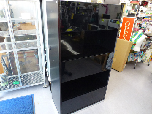 大幅値下げ！ LEDキャビネット MKマエダ 飾り棚 コレクションボード 鏡面ブラック 照明付き 札幌市手稲区
