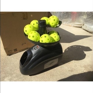 バッティングマシーン(野球のバッティングの練習器具)です。の画像