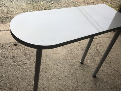 中古品 カウンターテーブル 三つ足 白色 脚は金属製