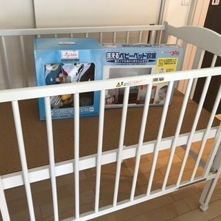 ホワイトのベビーベッド  ○メリーと蚊帳付きの画像