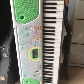 鍵盤の光る電子ピアノ
