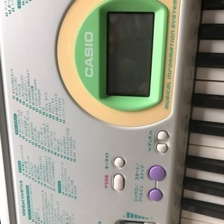 鍵盤の光る電子ピアノの画像