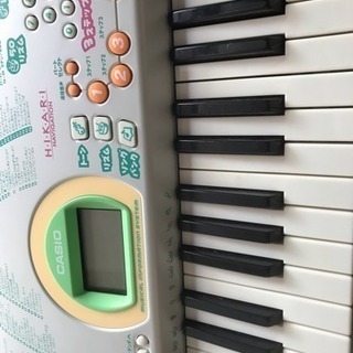 鍵盤の光る電子ピアノの画像