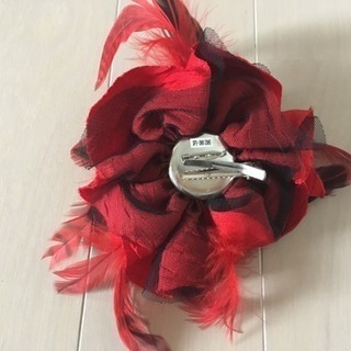 羽根付き コサージュ、ヘアアクセサリーの画像