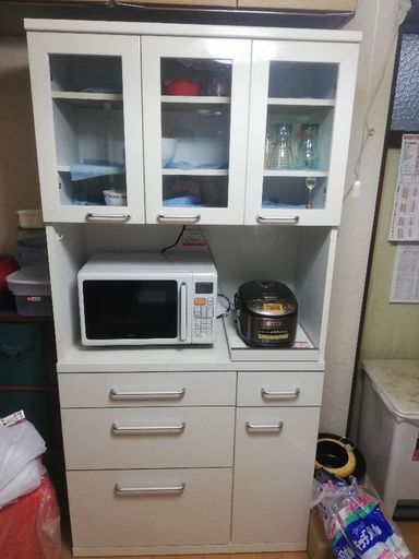 白い食器棚を取りに来れる方