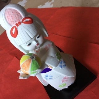 鮮やかな真っ白の 博多人形　はくせん　御栞　お手玉