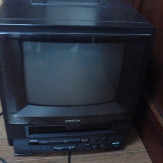 VHSビデオデッキ付きポータブルTV。AC100V・DC兼用。無...