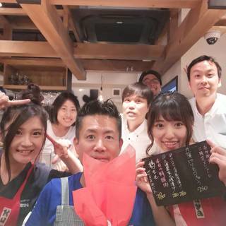 優しいお客様に囲まれて～地元酒屋が運営するオシャレなスタンドバー。　接客アルバイト大募集！の画像