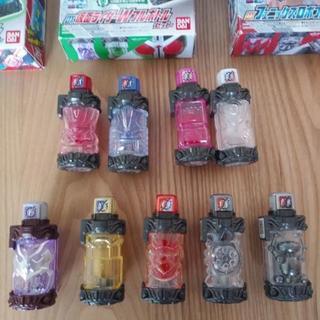 仮面ライダービルドのスクラッシュドライバーとボトル15本の画像