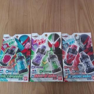 仮面ライダービルドのスクラッシュドライバーとボトル15本の画像