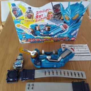 仮面ライダービルドのスクラッシュドライバーとボトル15本の画像
