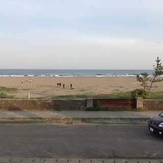 一緒にサーフィンに行く人を探しています。