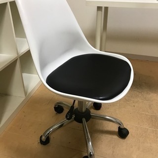 現在受渡し予定者が決定していますー無料です！キャスター椅子4脚あります。の画像