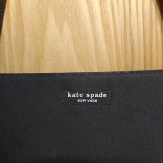 kate spadeの黒のバックの画像