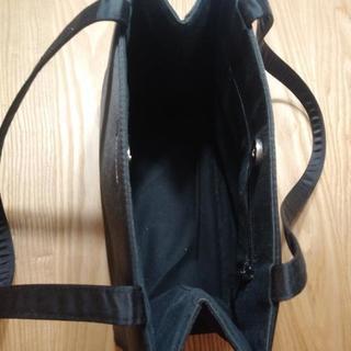 kate spadeの黒のバックの画像