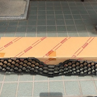 近日処分🙋‍♂️新車外し トヨタ  ヴィッツの純正グリルの画像