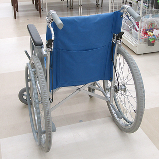 幸和製作所 TacaoF ハンドブレーキ付きアルミ製車いす 22インチ BM02