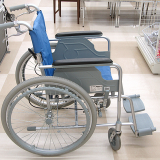 幸和製作所 TacaoF ハンドブレーキ付きアルミ製車いす 22インチ BM02