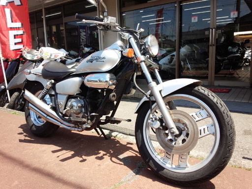 NO.2664　マグナ５０ （ＭＡＧＮＡ）　４サイクル　クラッチ付き４速ミッション　２本出しマフラー付き　シルバー　☆彡