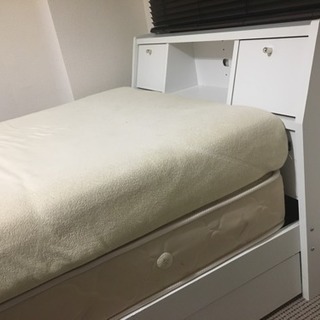 ベッドとスプリングと低反発マットを3点セットで譲ります(女性使用)の画像