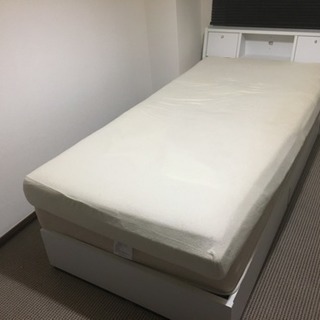 ベッドとスプリングと低反発マットを3点セットで譲ります(女性使用)の画像