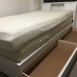 ベッドとスプリングと低反発マットを3点セットで譲ります(女性使用)の画像