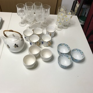 皿やコップまとめての画像