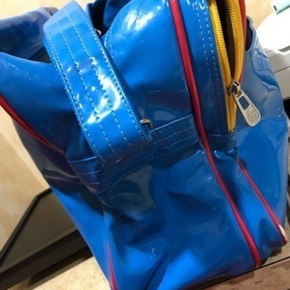 アディダス エナメルバッグの画像