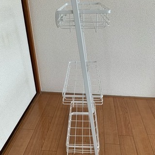 【取引中】かご付き棚 (お風呂や脱衣所などに)の画像
