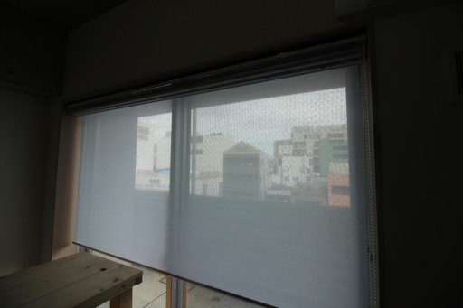 定価18,100円⇒半額の9,000円でお譲り★ロールスクリーン★196×205cm★日光や風を通すシースルー素材★ソフトブルー★