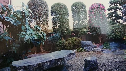 石のテーブルとイス５点セットと庭石