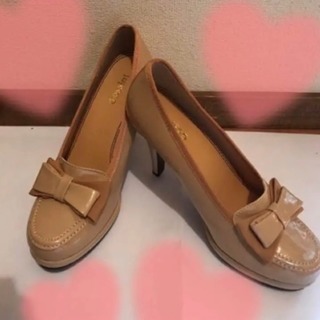 新品 リボンエナメルパンプス　ベージュ