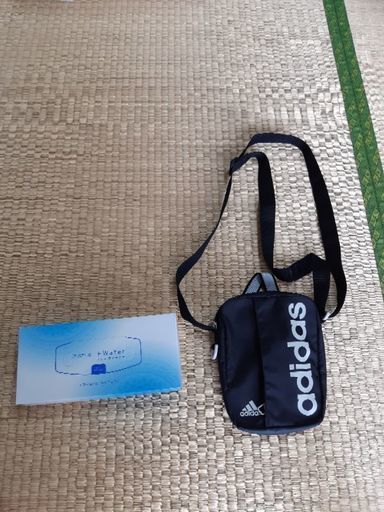 adidasミニバック